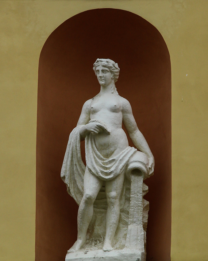 Скульптура на павильоне &quot;Агатовые комнаты&quot;