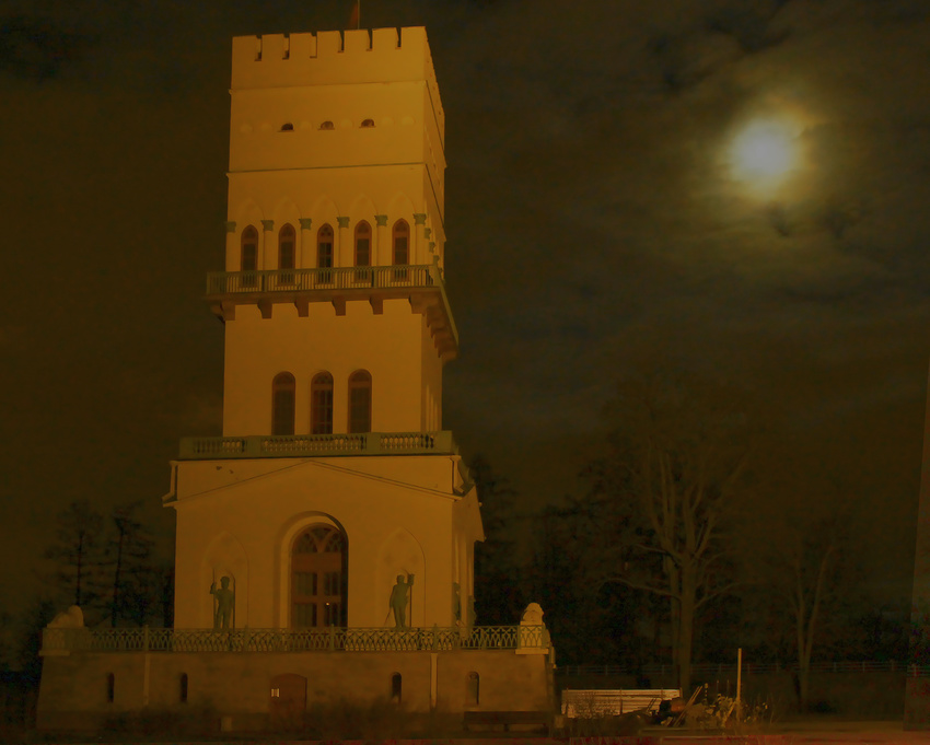 Белая башня ночью