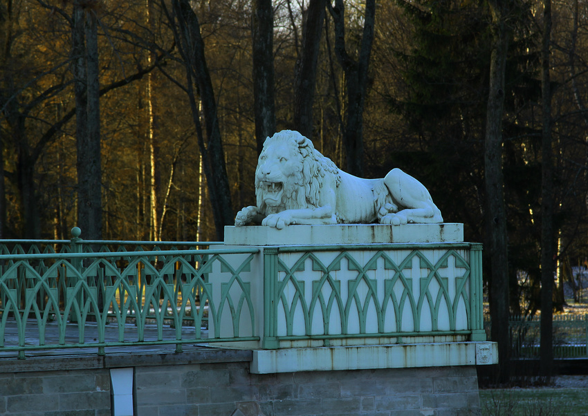 Скульптура льва рядом с Белой башней