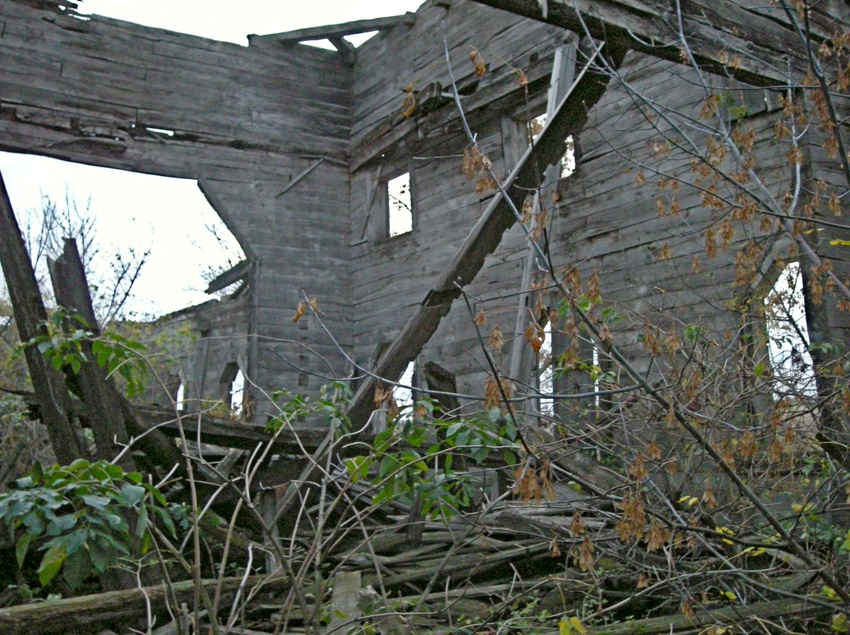 Сгоревшая и заброшенная деревянная церковь в поселке Палатовка Вторая
