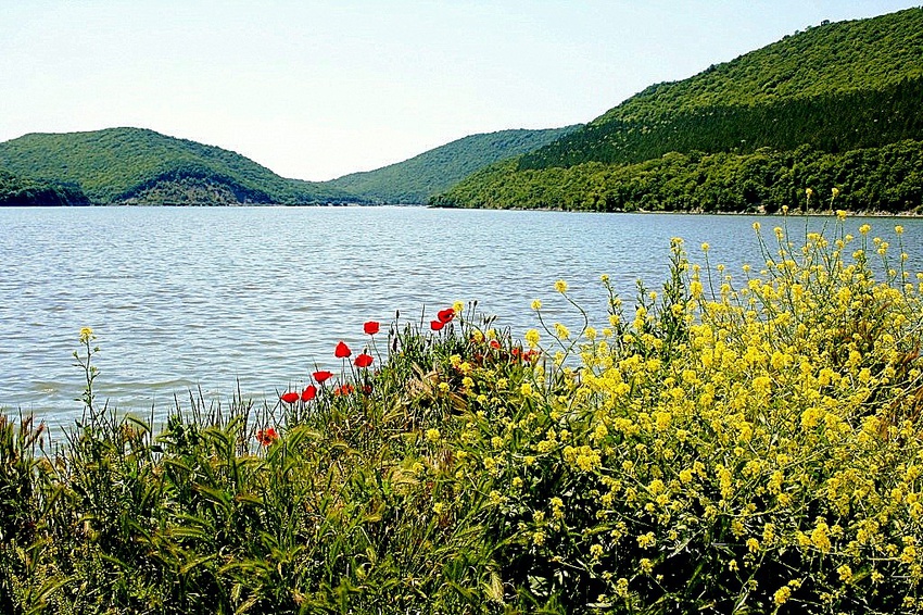 Горное озеро Абрау-Дюрсо. Кавказ. Краснодарский край. Россия.