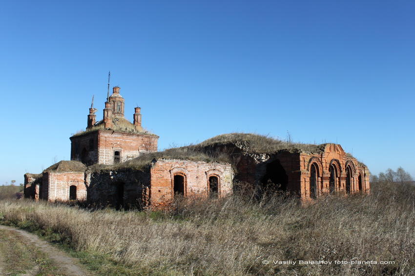 Руины церкви Николая Чудотворца (на переднем плане ) и Церкви Воздвижения Креста Господня