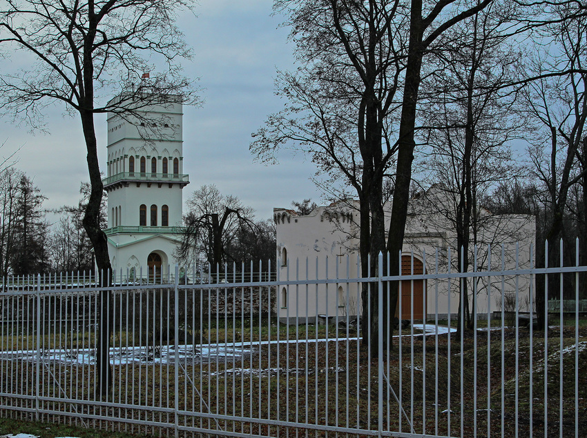 Белая башня и Ворота-руины