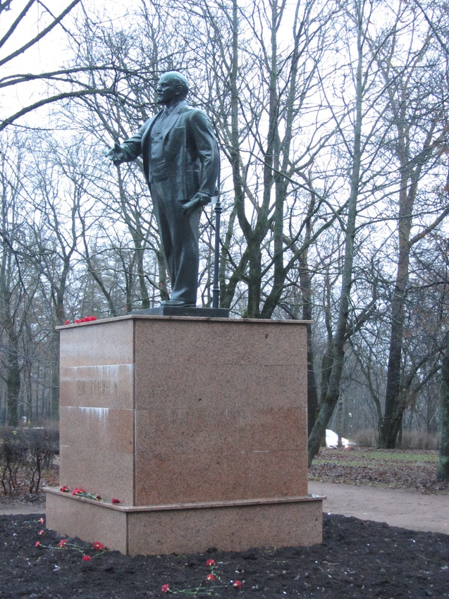 Памятник В.И. Ленину в Красносельском парке, другой ракурс