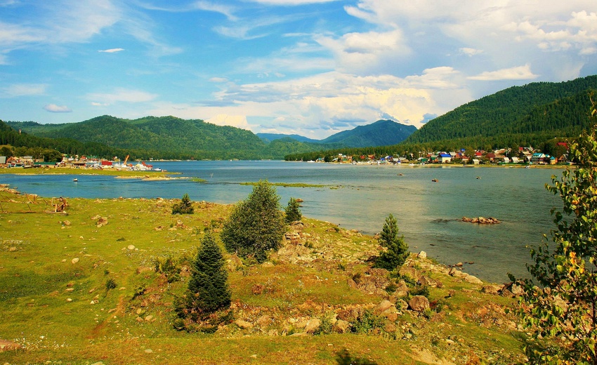 Сёла Артыбаш (слева) и Иогач (справа). Телецкое озеро. Алтай.