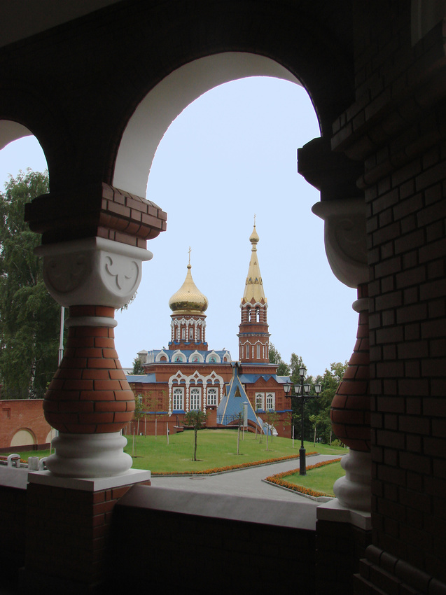 Храмовый комплекс: вид на церковь Казанской иконы Божией Матери из собора Михаила Архангела. (7 августа 2008)