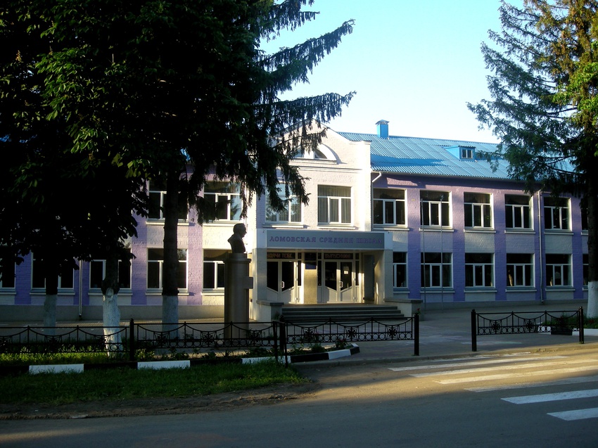 Здание школы в селе Ломово