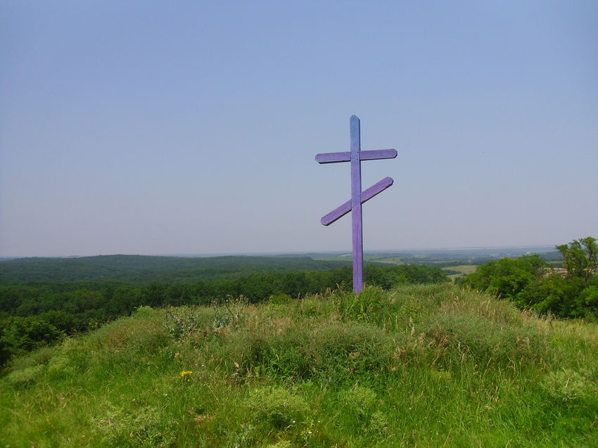 Православний хрест на бугрі, перед селом.