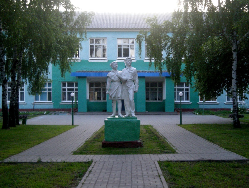 Здание школы в селе Новая Слободка