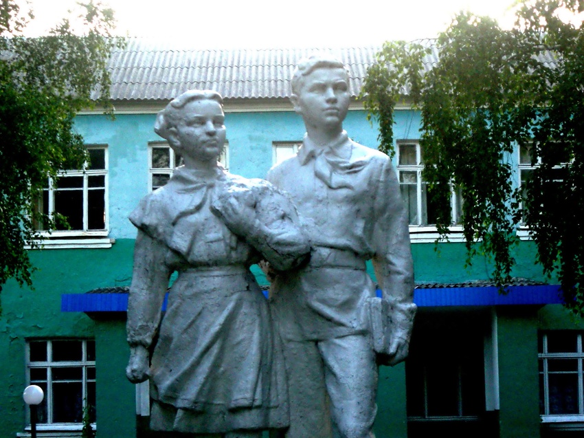 Скульптура у школы в селе Новая Слободка
