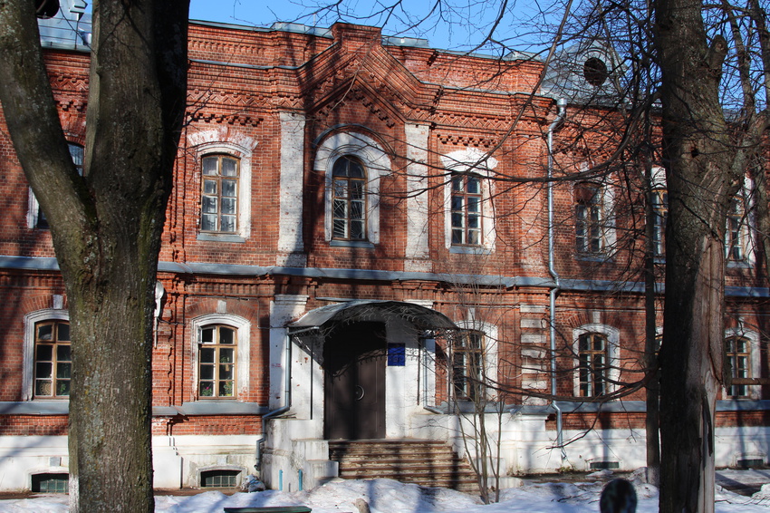 Один из корпусов ШГПУ, бывшее духовное училище, в котором в 19 веке учился Цветаев И.В., основатель музея имени Пушкина.