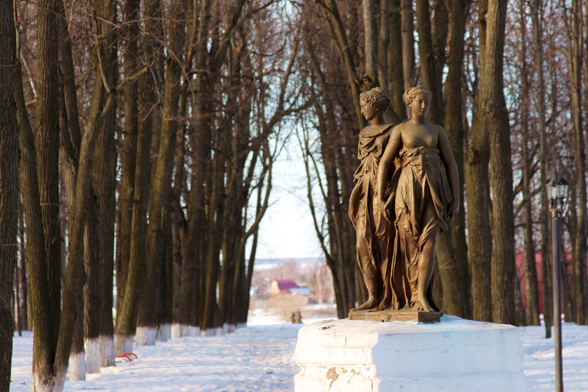 Три грации на центральной аллее городского парка
