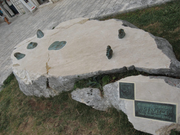 Памятник отдыхающему на пляже в Макарске