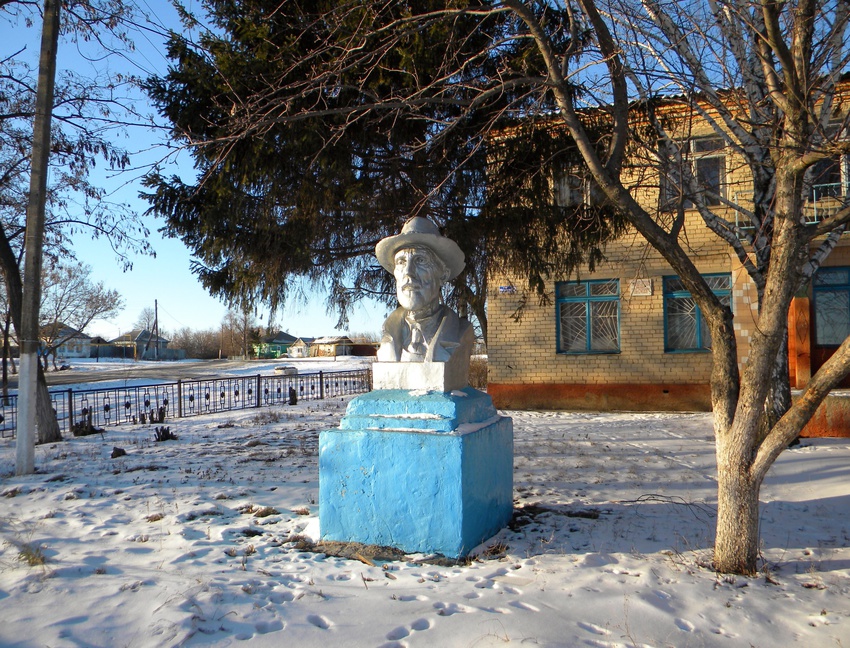 Памятник Мичурину в селе Архангельское
