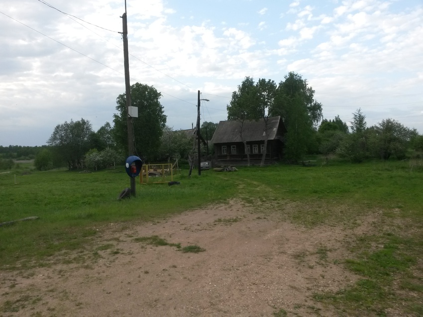 В этом доме  живёт  последний житель д.Карнаухово Васильев Михаил Павлович. Август 2015 года.