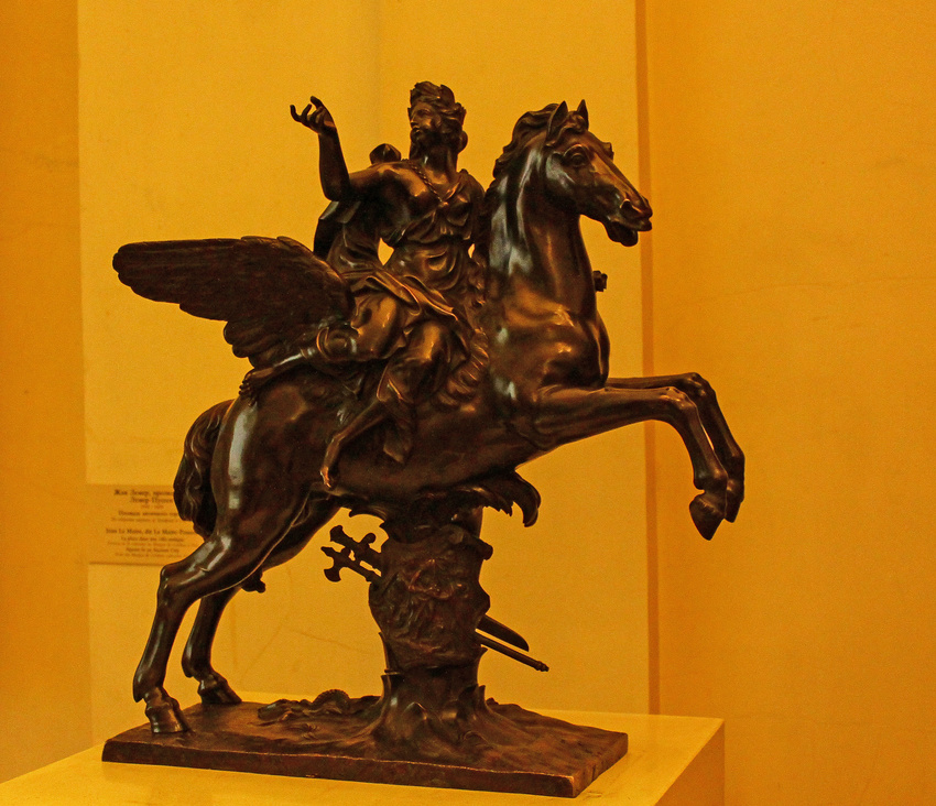 Эрмитаж. Скульптура &quot;Слава на Пегасе&quot;.