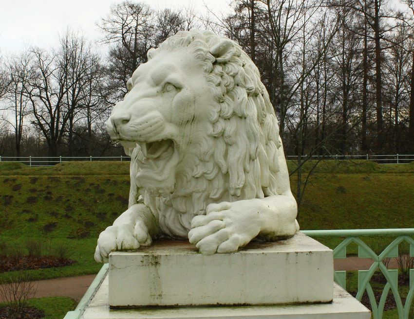 Скульптура льва на Белой башне