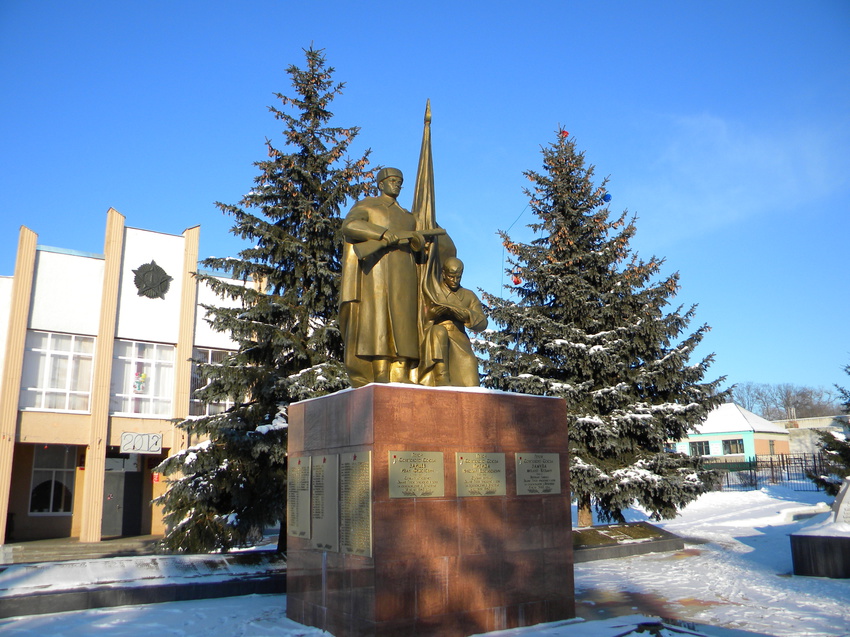 Памятник на братской могиле 353 советских воинов