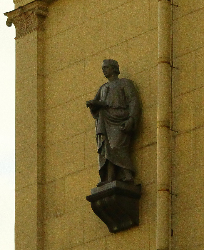 Статуя на Новом Эрмитаже