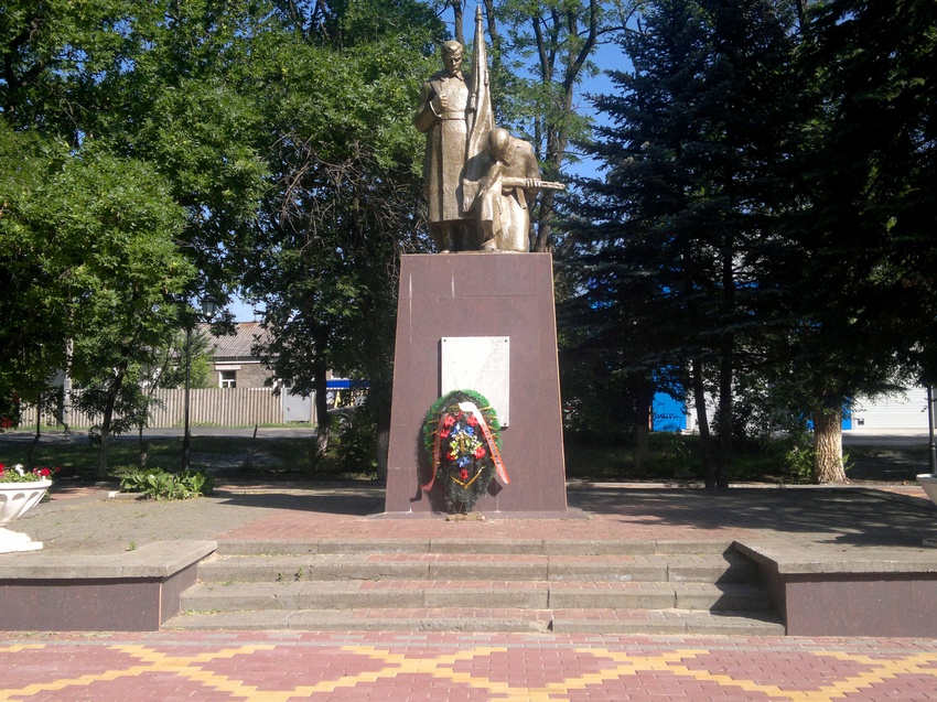 Каменоломни. Памятник погибшим в Гражданскую и Великую Отечественную войнах.