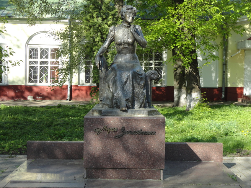 Памятник актрисе Марии Константиновне Заньковецкой в Нежине (2013 год)