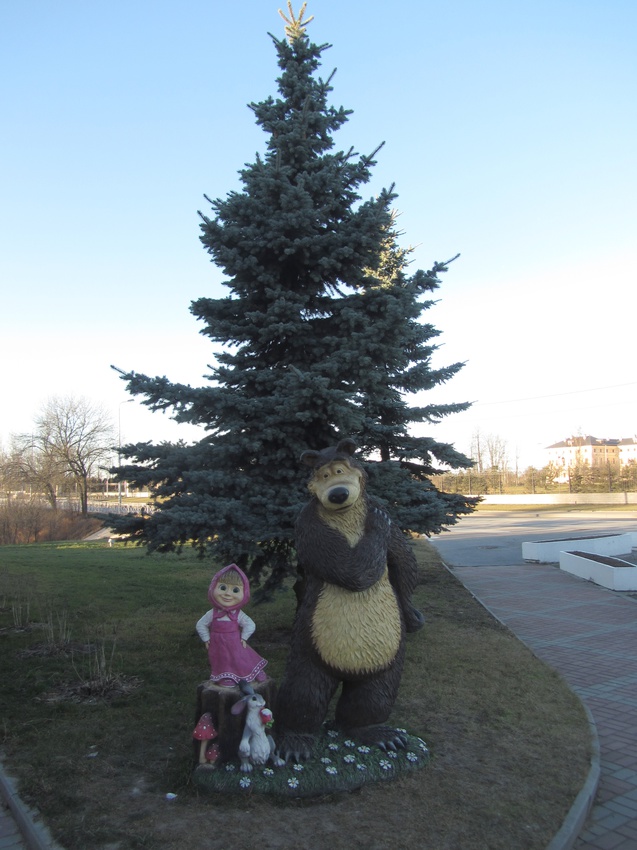 Современная скульптура " Маша и медведь"