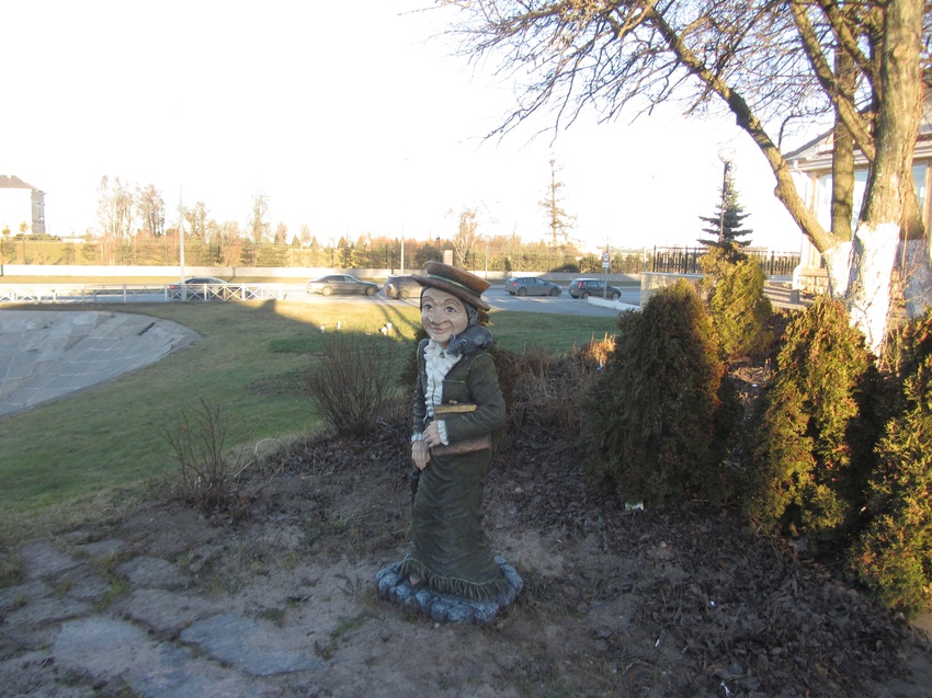 Современная скульптура "старуха шапокляк"