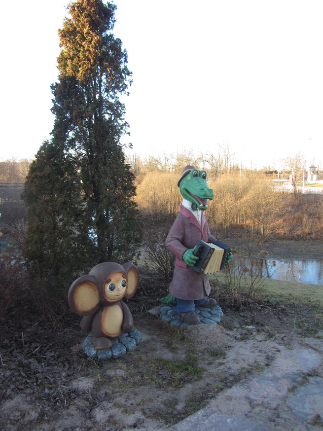 Современная скульптура "Крокодил Гена и Чебурашка"