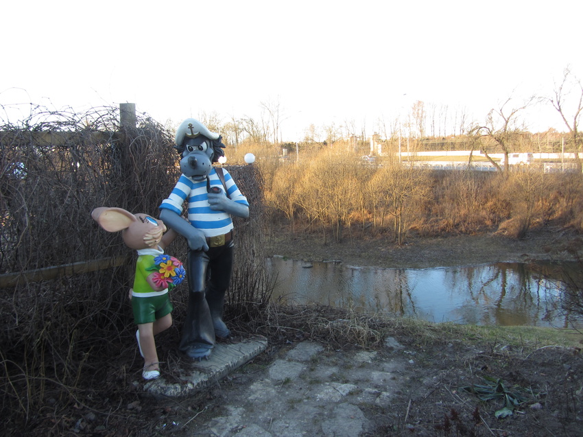 Современная скульптура "Ну погоди!"