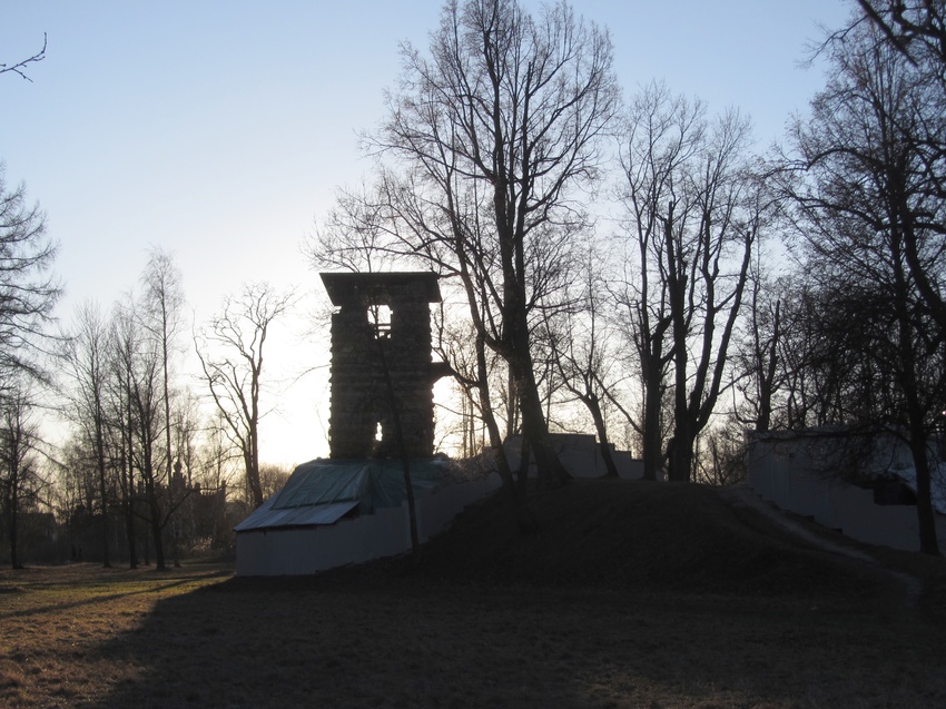 Башня-развалина в Орловском парке