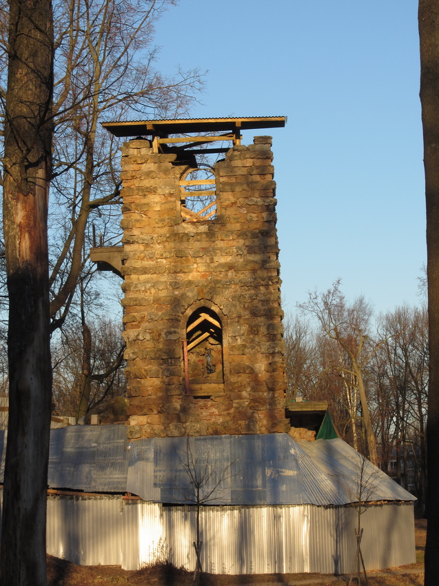 Башня-развалина в Орловском парке