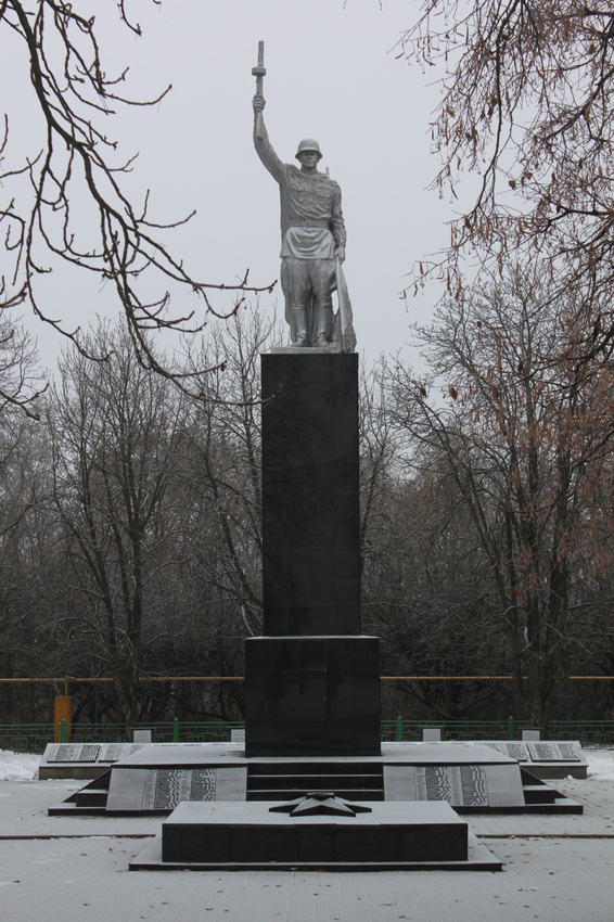 Крапивенские Дворы. Братское кладбище воинов 6-й гвардейской армии, погибших на Курской дуге.