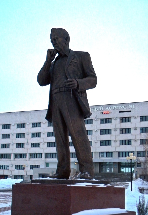 Памятник Василию Горину в посёлке Майский