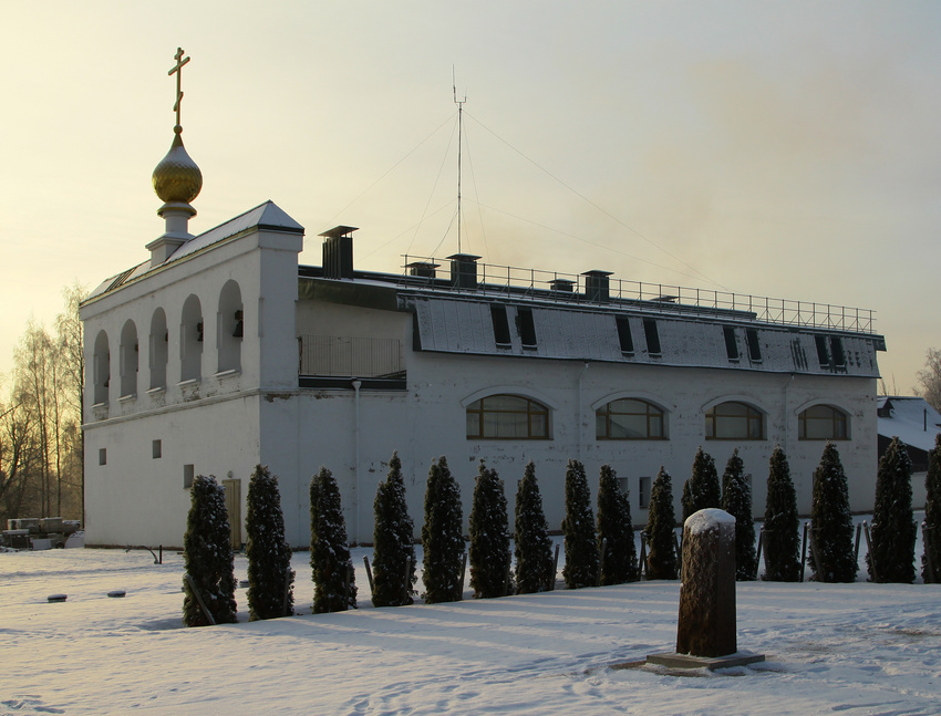 Звонница Троицкого собора и Церковный дом