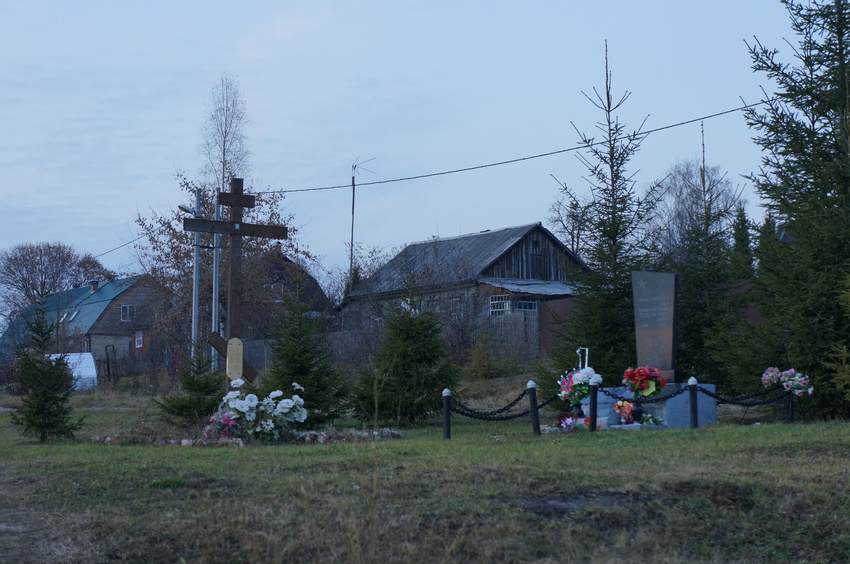 Памятный крест и памятник в Хонятино