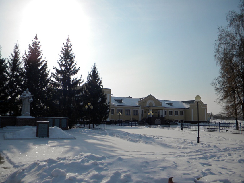 Здание школы в селе Кoлoтилoвка