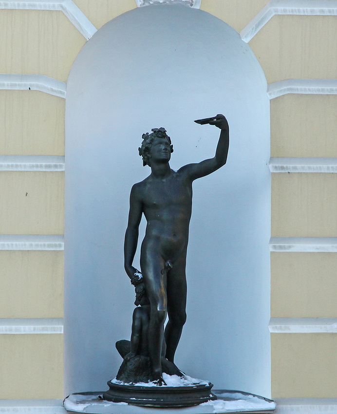 Скульптура на Павловском дворце