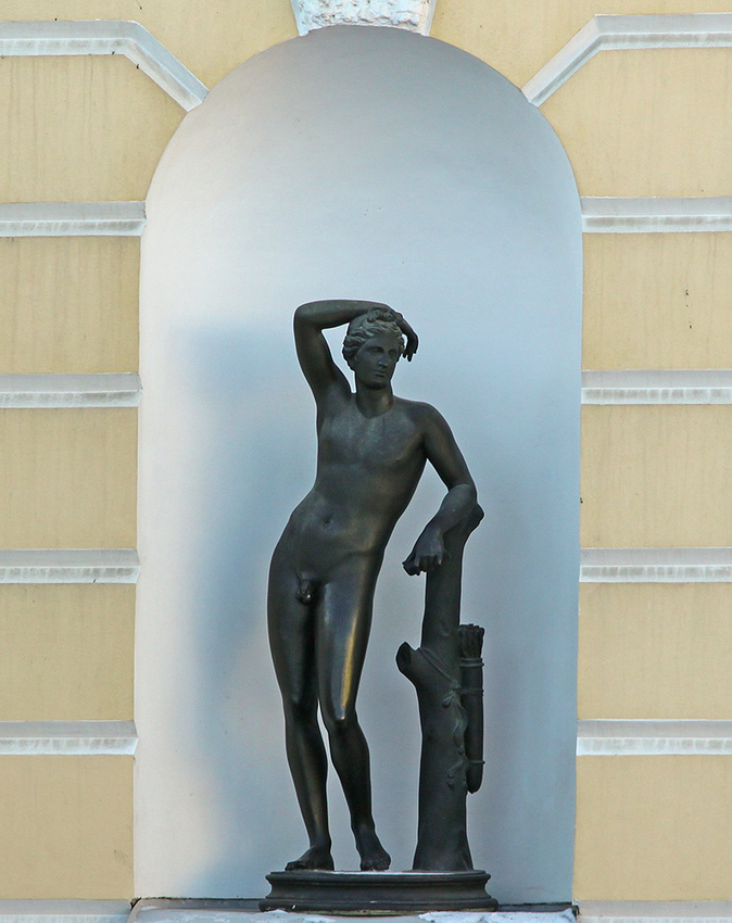 Скульптура на Павловском дворце