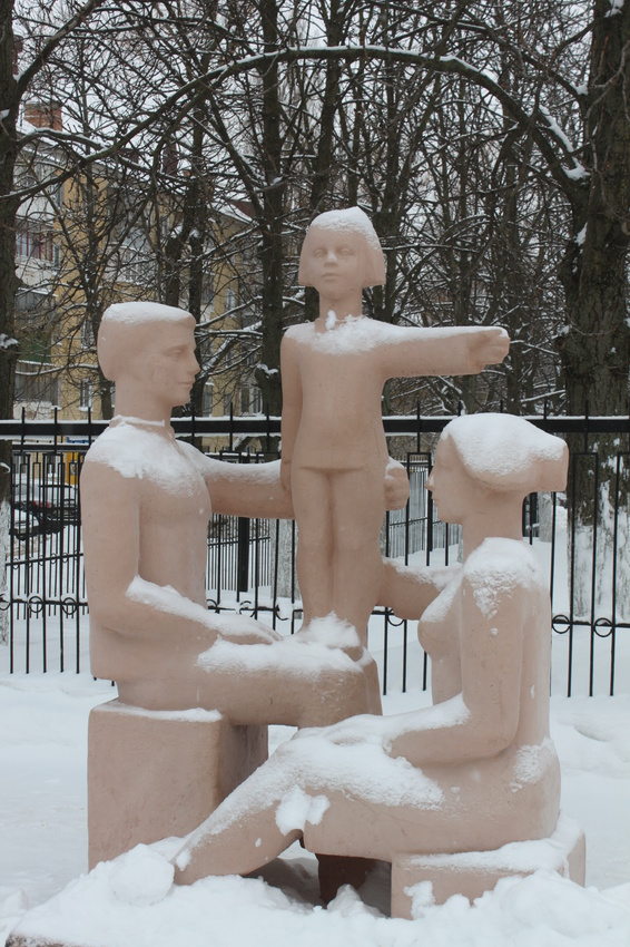 Белгород. Скульптура у театра кукол.