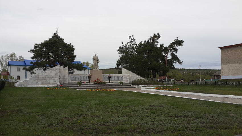 Памятник погибшим -еделевцам в годы ВОВ. Утро 9 мая 2016 года.