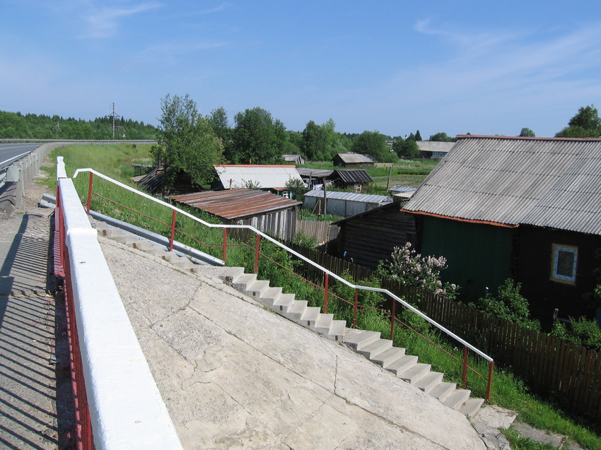 Деревня Пянда. Спуск с моста на левый берег реки Пянды. 2011 г.