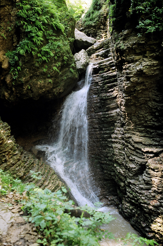 Водопад Сердце Руфабго на речке Руфабго близ Каменномостского. 24 августа 2005 года