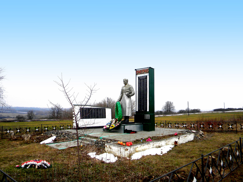 Братская могила 169 советских воинов на сельском кладбище