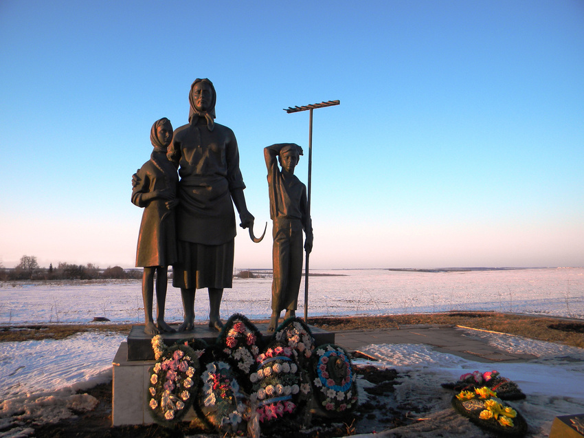 Памятник матери и вдове солдата на окраине села Бобровы Дворы