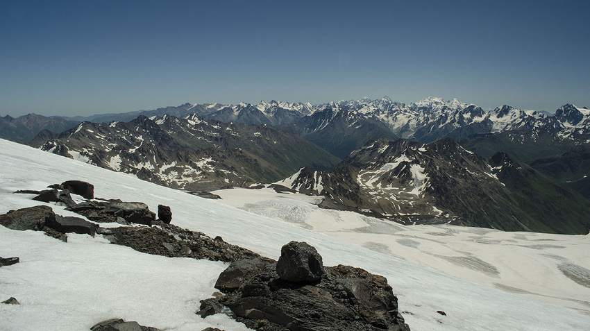 Эльбрус, высота 4600 м. Вид в восточном направлении на главный Кавказский хребет. июль 2015 г.