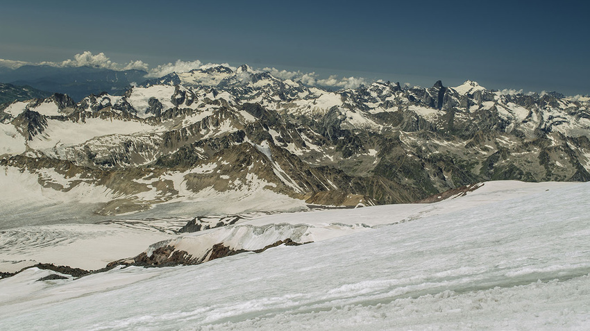 Эльбрус, высота 4600 м. Вид в западном направлении на Главный кавказский хребет. июль 2015 г.