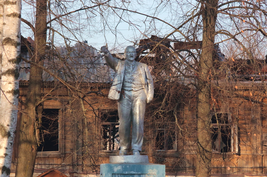 Памятник В.И. Ленину на площади Революции