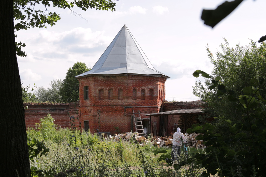 Юго - восточная башня монастыря