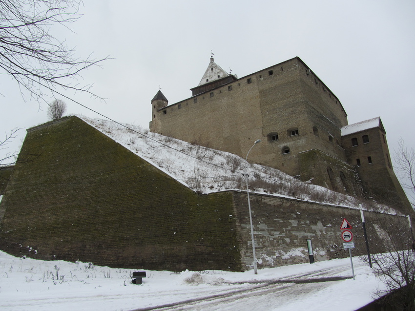 Peterburi maantee, Нарва