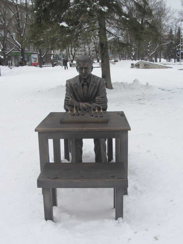 Памятник шахматисту Паулю Кересу